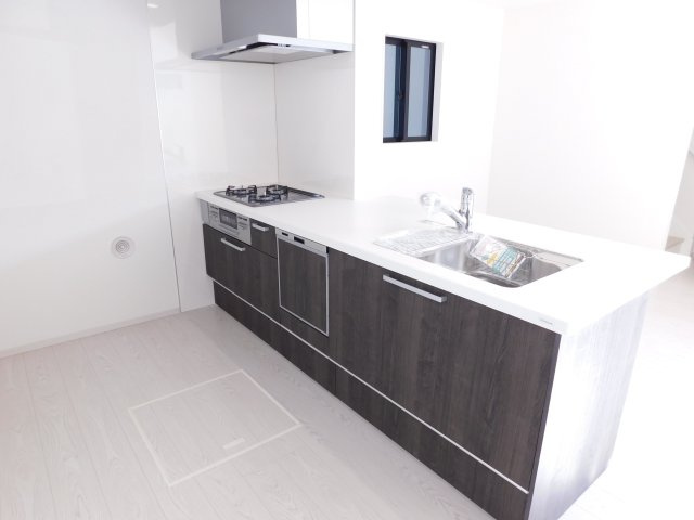 名古屋市中村区高道町６丁目の新築一戸建のキッチン|◇キッチン◇　　人気の対面式・人造大理石フラットキッチン・食洗機・浄水器一体型水栓・静音仕様シンク・薄型換気扇・Ｓｉセンサーコンロ（３口）