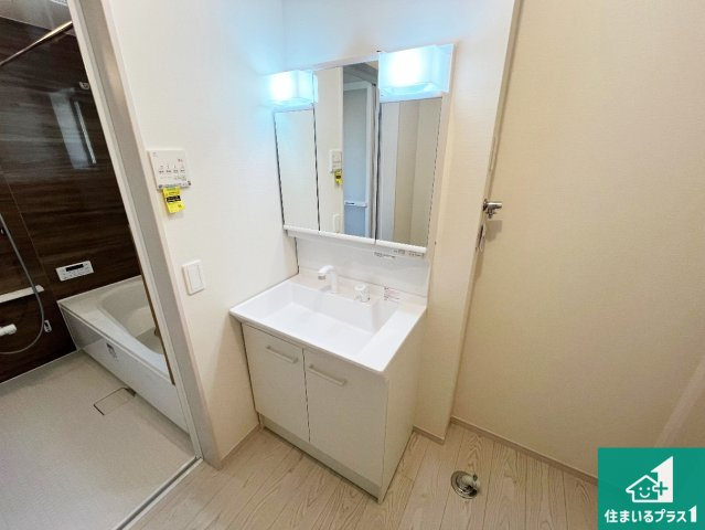 明石市大久保町山手台　第15期　新築一戸建ての独立洗面台|清潔感のある洗面台です。フラットな鏡は掃除がしやすく毎日清潔！鏡裏には収納があるのでスッキリとした洗面台が保てます。