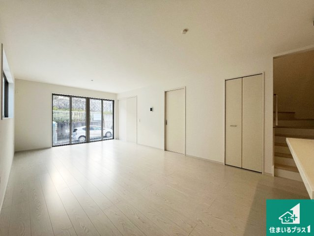 明石市大久保町山手台　第15期　新築一戸建ての居間・リビング|日当たり良好の明るいリビングで朝の目覚めもスッキリできそう！対面キッチンでご家族のコミュニケーションも自然と増える設計！小さなお子様が遊ぶスペースを作っても広々とくつろげるLDK！