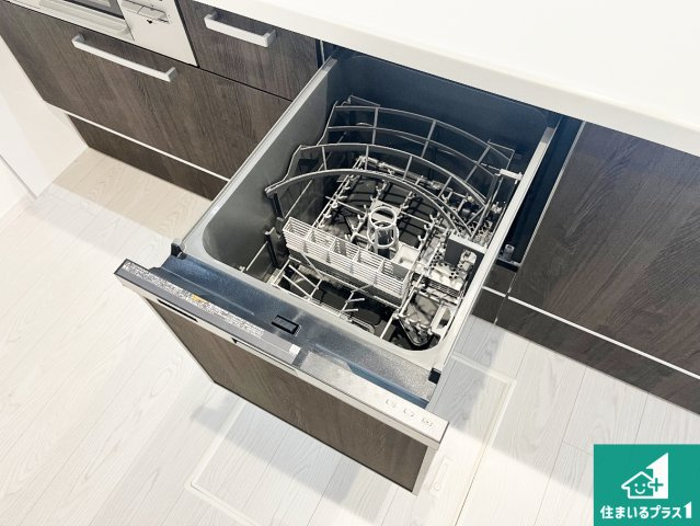 明石市大久保町山手台　第15期　新築一戸建ての設備|食事後の一仕事、食器洗いをボタン一つでお任せできちゃいます！場所を取らないビルトイン式なので、お料理スペースもしっかり確保！