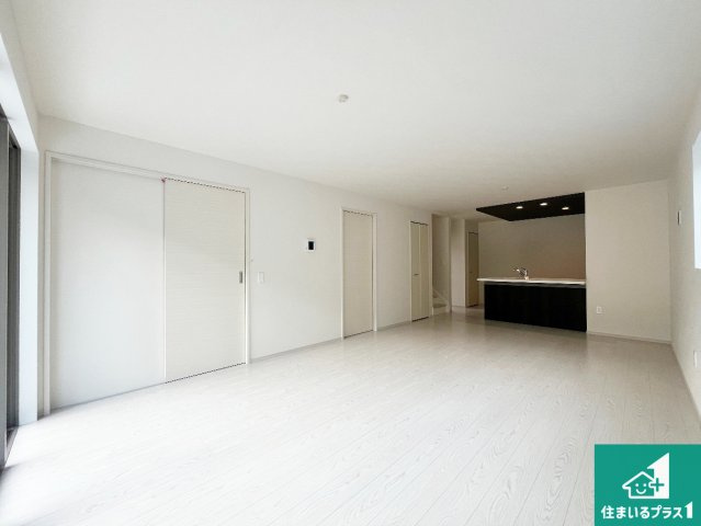 明石市大久保町山手台　第15期　新築一戸建ての居間・リビング|シンプルなリビングは、観葉植物等のインテリアを楽しめますね！パパ好みにも、ママ好みにも家具次第で雰囲気を変えることができます！