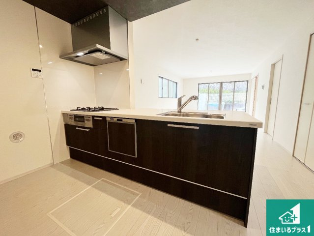 明石市大久保町山手台　第15期　新築一戸建てのキッチン|リビングと統一感があり、使い勝手のいいキッチン。広々としているので、二人並んで作業が出来ちゃいます。お子様と一緒に色々なお料理に挑戦できるスペースがあります。