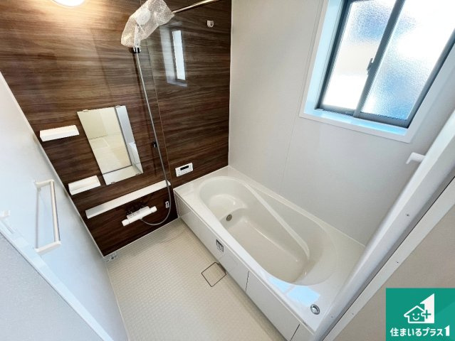 明石市大久保町山手台　第15期　新築一戸建ての浴室|足をゆったり伸ばして寛げる浴槽です。窓が設けられていますので差し込む光が明るく穏やかな雰囲気にしてくれます♪浴室乾燥機も設置しているので、雨の日の洗濯物も安心です♪