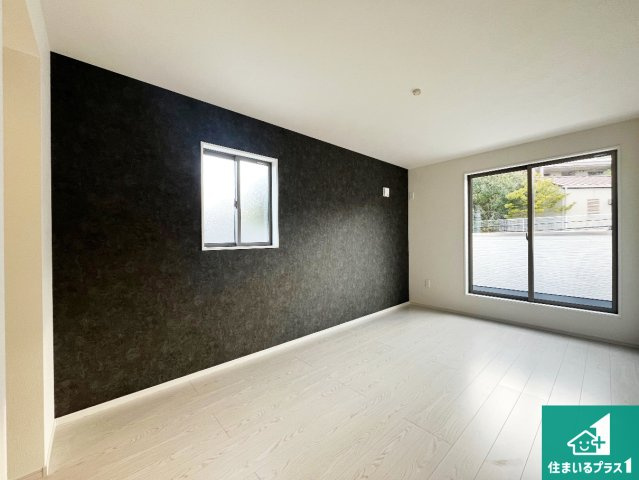 明石市大久保町山手台　第15期　新築一戸建ての洋室|寝室は心地よい眠りについてもらいたくて、シンプルかつ開放的な空間な設計にしています！大きな窓から差し込む日が心地いいです♪