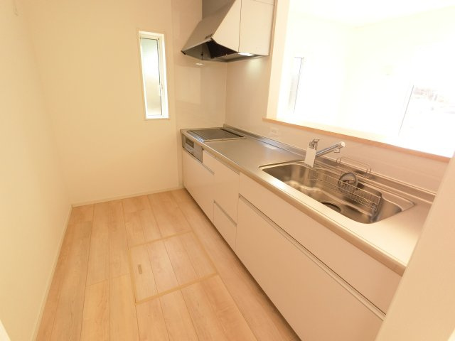 唐津市東町　第１の内観：施工例|リビングのお子さんに目配りできる対面式カウンターキッチンを採用。