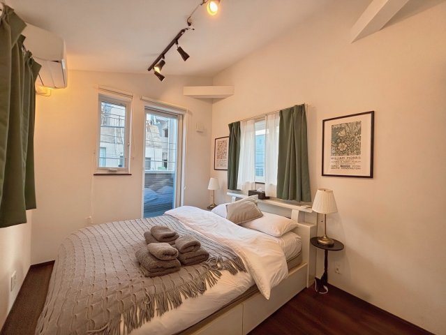 台東区浅草4丁目　中古戸建の洋室|現地写真

現地ご見学希望・資料請求などお気軽にお問い合わせ下さい！
03-5990-5201