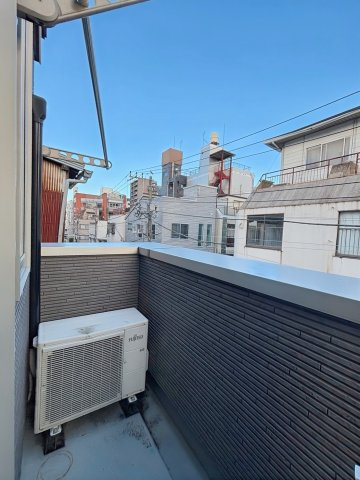 台東区浅草4丁目　中古戸建のバルコニー|現地写真

現地ご見学希望・資料請求などお気軽にお問い合わせ下さい！
03-5990-5201