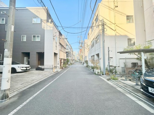 台東区浅草4丁目　中古戸建の前面道路含む現地写真|現地ご見学希望・資料請求などお気軽にお問い合わせ下さい！
03-5990-5201