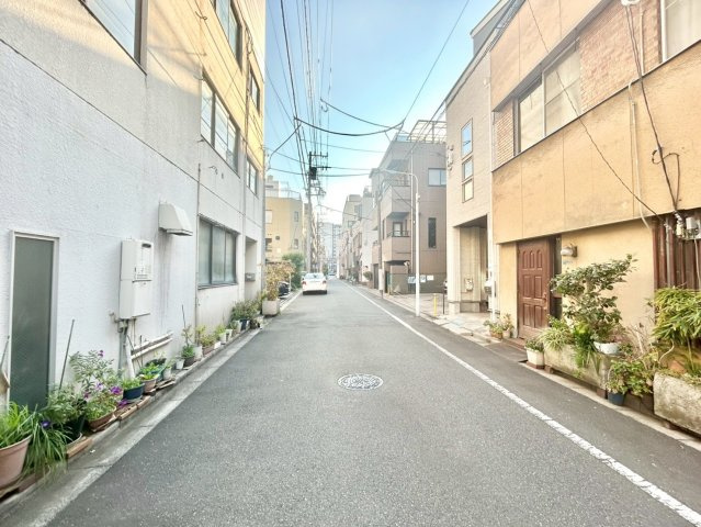 台東区浅草4丁目　中古戸建の前面道路含む現地写真|現地ご見学希望・資料請求などお気軽にお問い合わせ下さい！
03-5990-5201