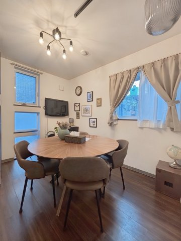 台東区浅草4丁目　中古戸建の居間・リビング|現地写真

現地ご見学希望・資料請求などお気軽にお問い合わせ下さい！
03-5990-5201