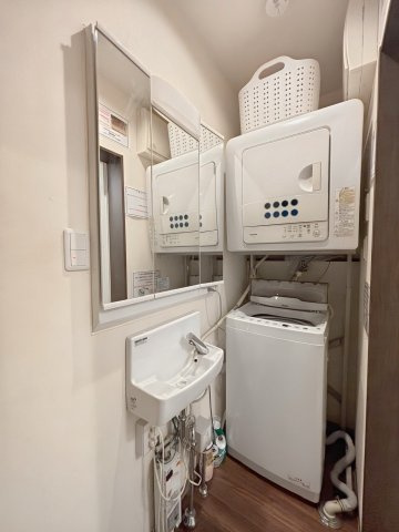 台東区浅草4丁目　中古戸建の独立洗面台|現地写真

現地ご見学希望・資料請求などお気軽にお問い合わせ下さい！
03-5990-5201