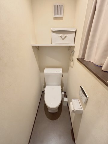 台東区浅草4丁目　中古戸建のトイレ|現地写真

現地ご見学希望・資料請求などお気軽にお問い合わせ下さい！
03-5990-5201