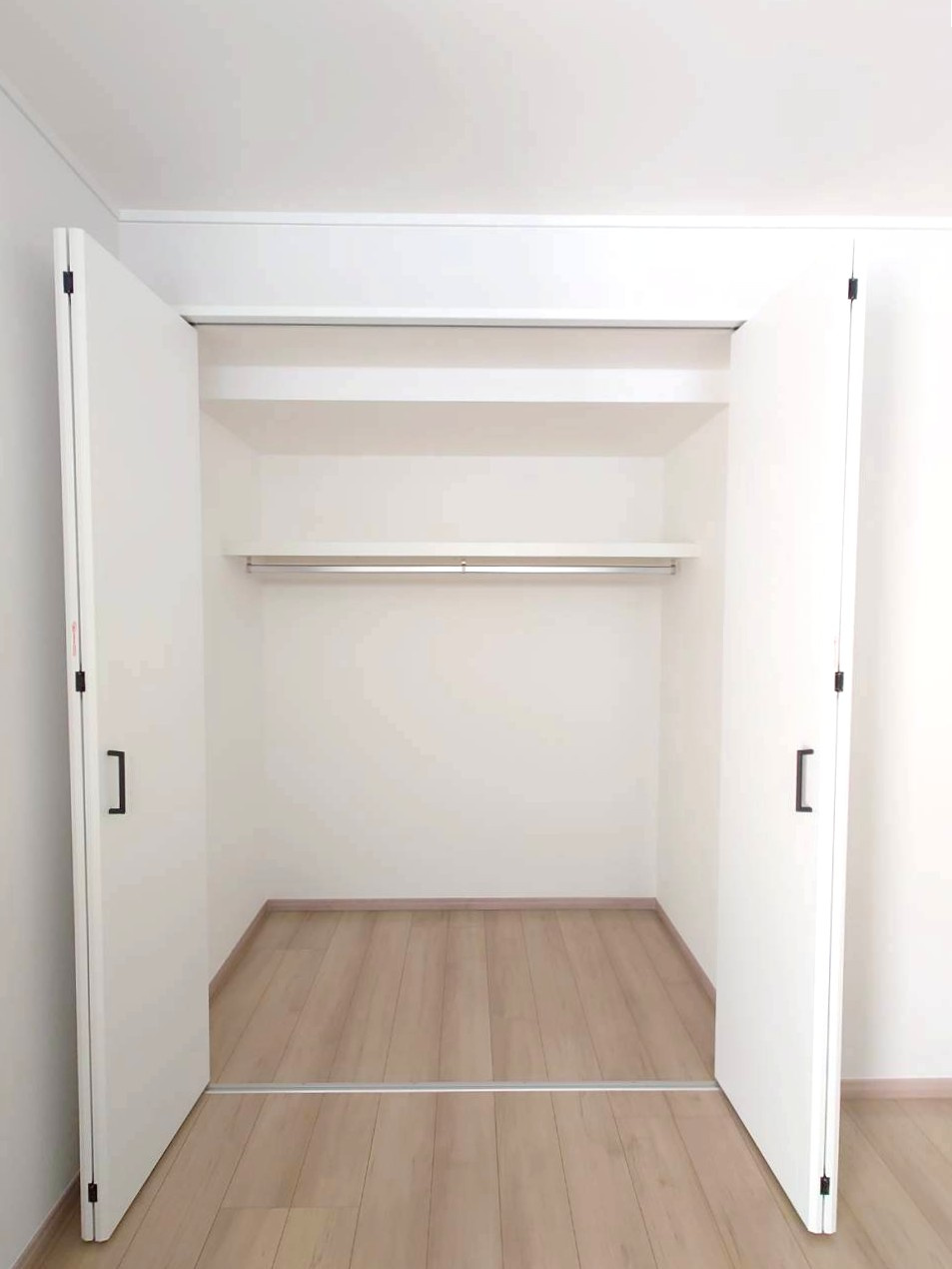 近鉄向島駅まで徒歩８分の立地●リフォーム完了の美室●向島ニュータウン第３街区Ｇ棟の収納|クローゼット