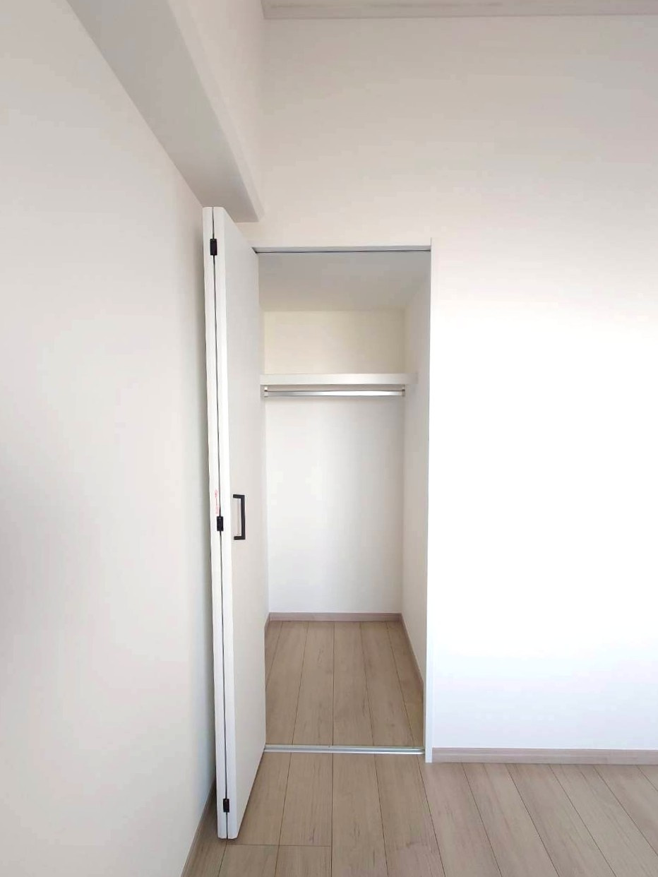 近鉄向島駅まで徒歩８分の立地●リフォーム完了の美室●向島ニュータウン第３街区Ｇ棟の収納|クローゼット