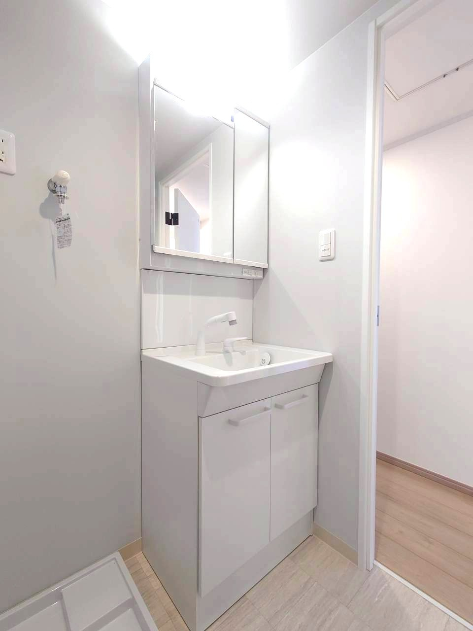 近鉄向島駅まで徒歩８分の立地●リフォーム完了の美室●向島ニュータウン第３街区Ｇ棟の独立洗面台|洗面化粧台