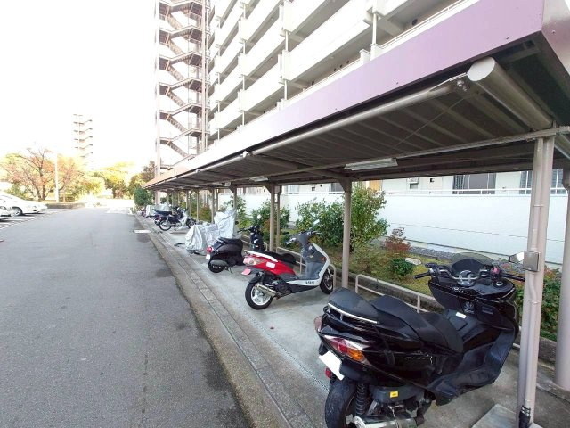 近鉄向島駅まで徒歩８分の立地●リフォーム完了の美室●向島ニュータウン第３街区Ｇ棟の設備|バイク置き場