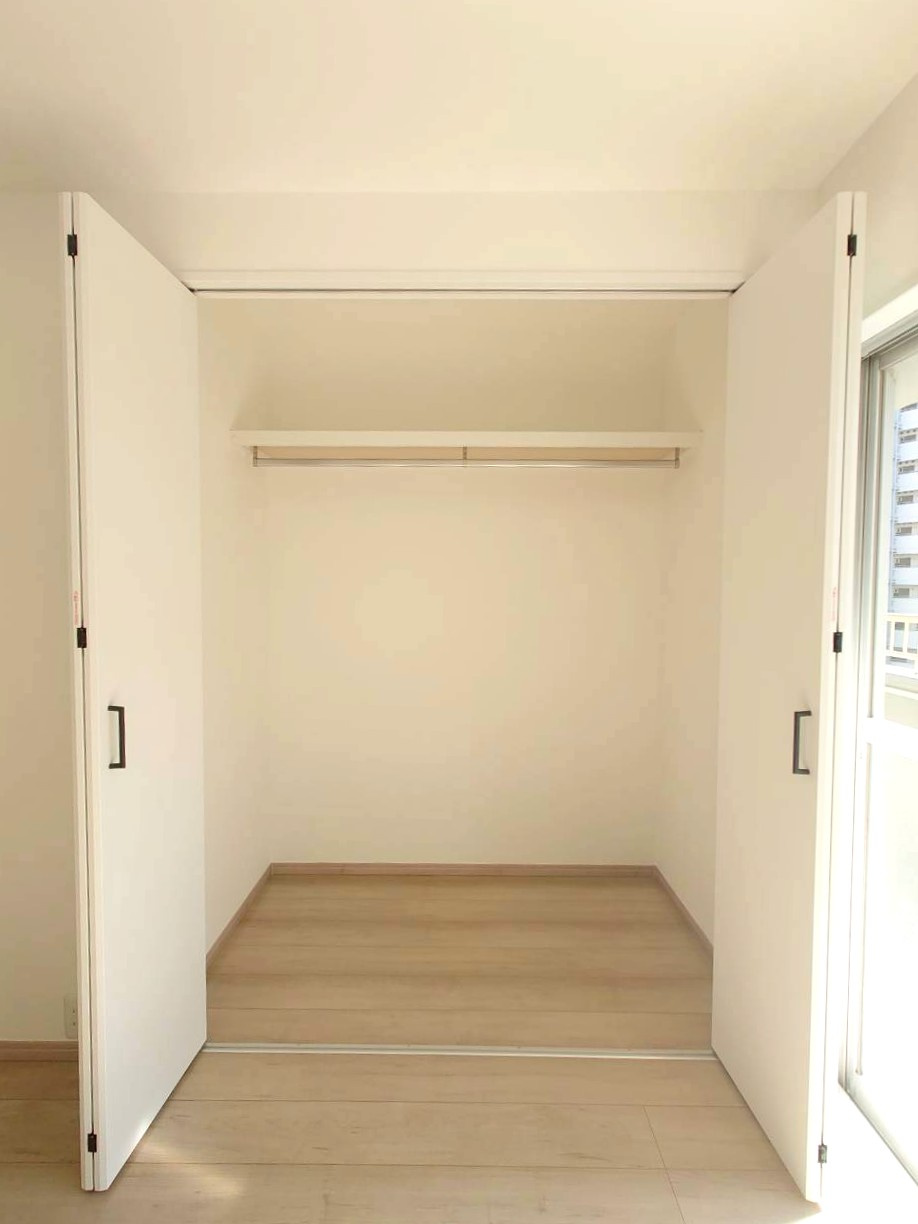 近鉄向島駅まで徒歩８分の立地●リフォーム完了の美室●向島ニュータウン第３街区Ｇ棟の収納|リビング収納