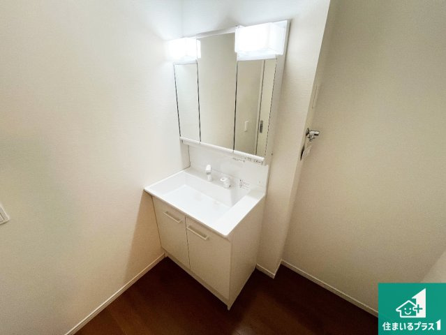 明石市大久保町山手台　第15期　新築一戸建ての独立洗面台|清潔感のある洗面台です。フラットな鏡は掃除がしやすく毎日清潔！鏡裏には収納があるのでスッキリとした洗面台が保てます。