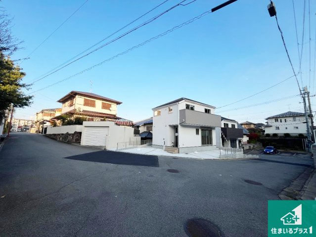 明石市大久保町山手台　第15期　未入居の前面道路含む現地写真|周辺は閑静な住宅街！前面道路広々で車の出し入れも便利です。駐車が苦手な方でも安心して車庫入れできます！