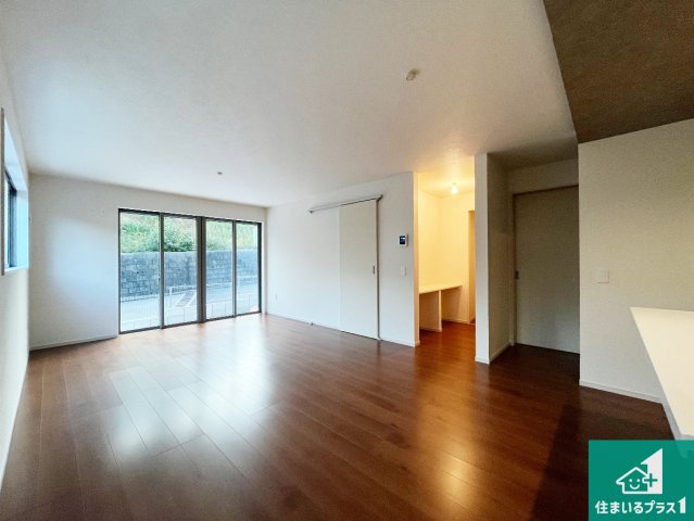 明石市大久保町山手台　第15期　新築一戸建ての居間・リビング|日当たり良好の明るいリビングで朝の目覚めもスッキリできそう！対面キッチンでご家族のコミュニケーションも自然と増える設計！小さなお子様が遊ぶスペースを作っても広々とくつろげるLDK！