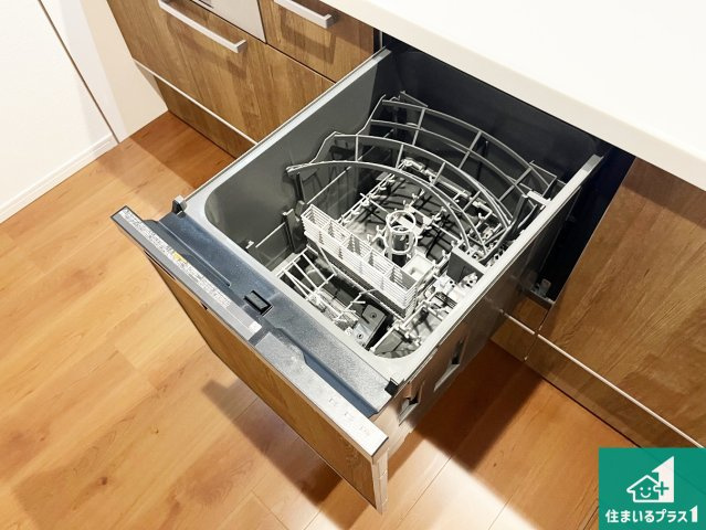 明石市大久保町山手台　第15期　新築一戸建ての設備|食事後の一仕事、食器洗いをボタン一つでお任せできちゃいます！場所を取らないビルトイン式なので、お料理スペースもしっかり確保！