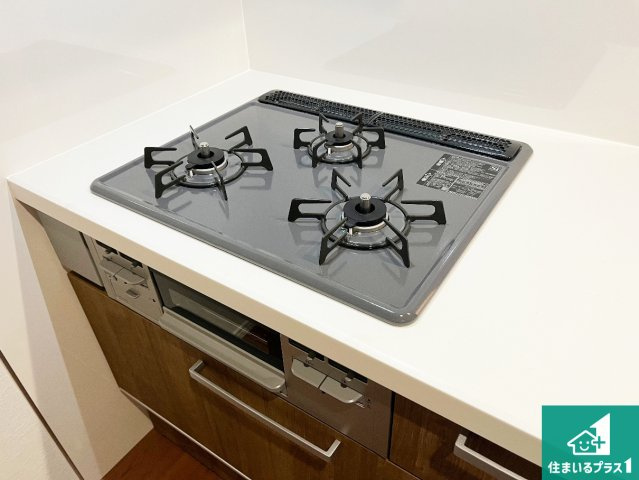 明石市大久保町山手台　第15期　新築一戸建ての設備|ダブル高火力Ｓｉセンサー付きコンロ！３口あるので、まとめて料理をする時も大活躍！