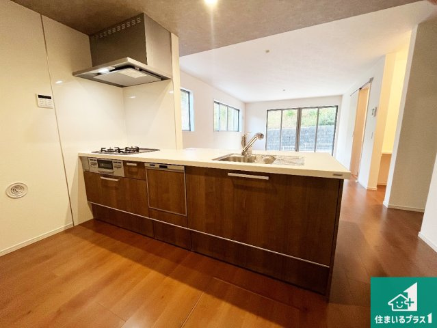 明石市大久保町山手台　第15期　新築一戸建てのキッチン|リビングと統一感があり、使い勝手のいいキッチン。広々としているので、二人並んで作業が出来ちゃいます。お子様と一緒に色々なお料理に挑戦できるスペースがあります。