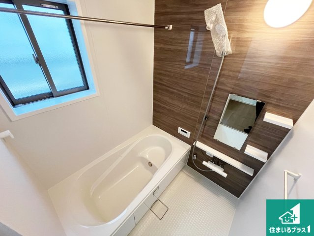 明石市大久保町山手台　第15期　新築一戸建ての浴室|足をゆったり伸ばして寛げる浴槽です。窓が設けられていますので差し込む光が明るく穏やかな雰囲気にしてくれます♪浴室乾燥機も設置しているので、雨の日の洗濯物も安心です♪