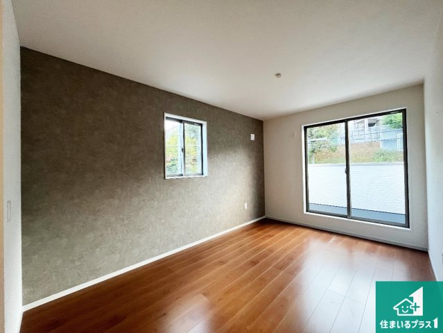 明石市大久保町山手台　第15期　新築一戸建ての洋室|寝室は心地よい眠りについてもらいたくて、シンプルかつ開放的な空間な設計にしています！大きな窓から差し込む日が心地いいです♪