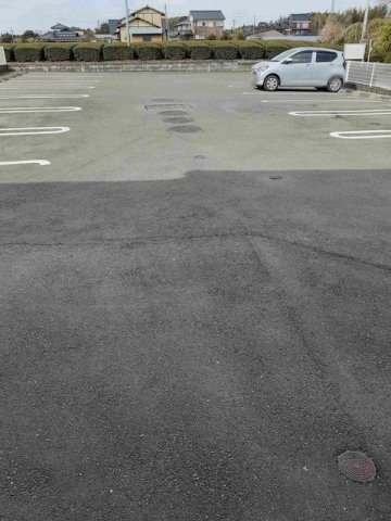 サンライズヒルズの駐車場