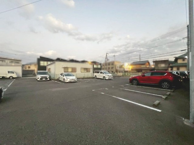 【駐車場】 | プリグレイス岸和田 | 敷地内駐車場空有ますよ（月額7500円～8500円）！大切な愛車の置き場所にも困りませんね♪