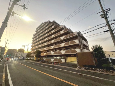 【外観】 | プリグレイス岸和田 | ＬＤＫ約１５．６帖♪南東向きの大きな窓のあるリビングは、陽光あふれる明るい空間です♪居心地良く、ご家族皆がゆったり寛げる憩いの空間となりそうです♪