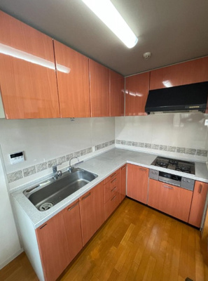 【キッチン】 | プリグレイス岸和田 | お料理に集中しやすい壁付けキッチンです！Ｌ型のキッチンですので、作業スペースが多くお料理しやすいですね♪