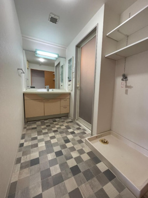 【独立洗面台】 | プリグレイス岸和田 | ゆとりのある洗面室で朝の身支度もスムーズにできますね♪