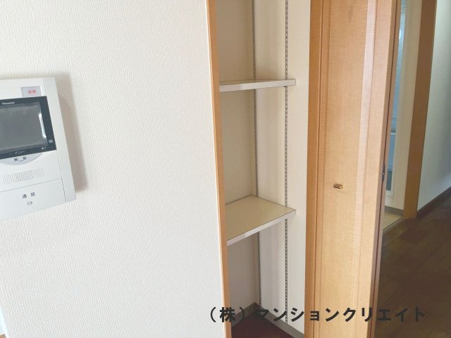 アパガーデンコート米松の収納|日用品の収納に便利な廊下収納です