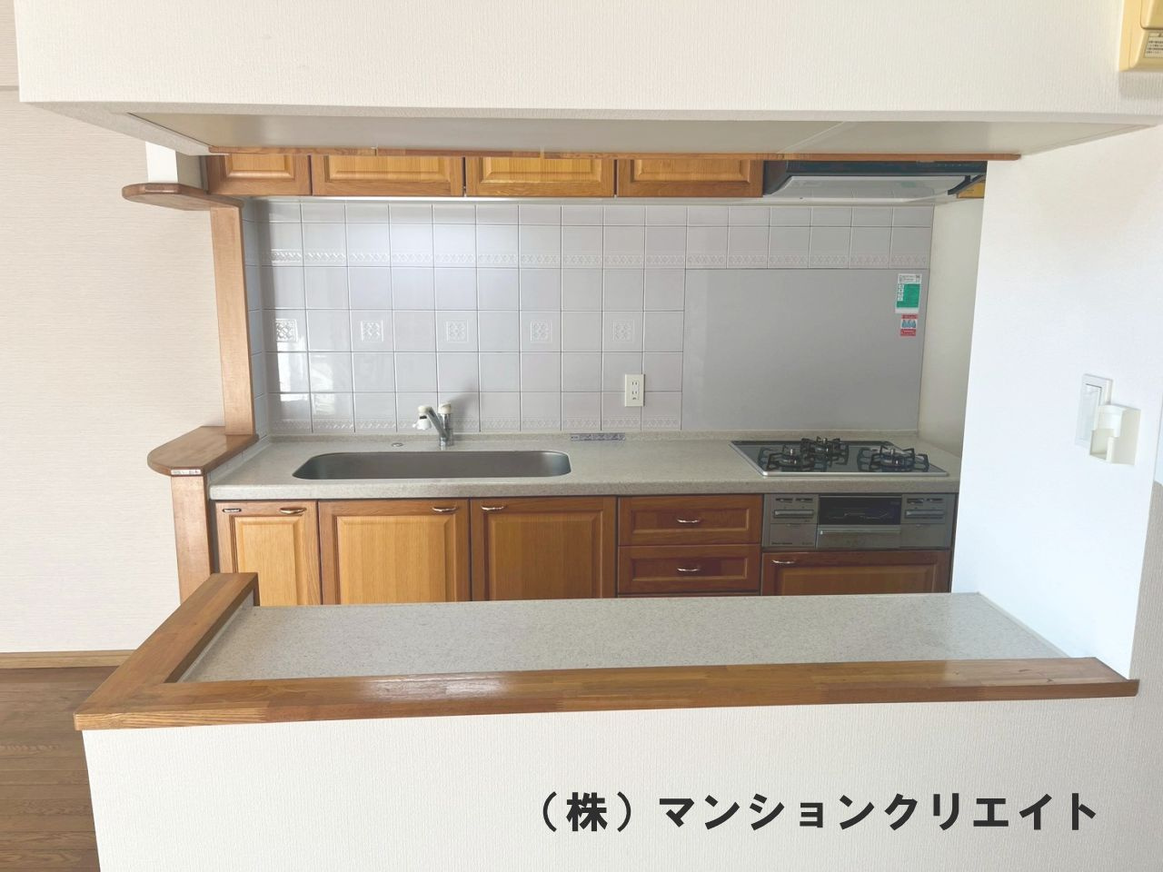 アパガーデンコート米松のキッチン|料理中でもリビングに目が届きます