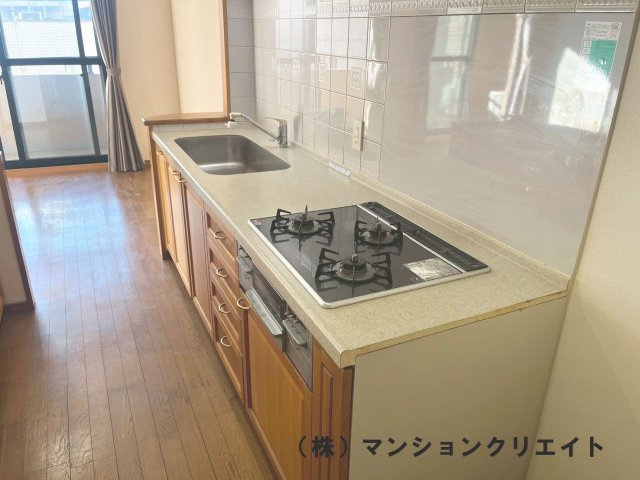 アパガーデンコート米松のキッチン|コンロの隣が冷蔵庫置き場となっています