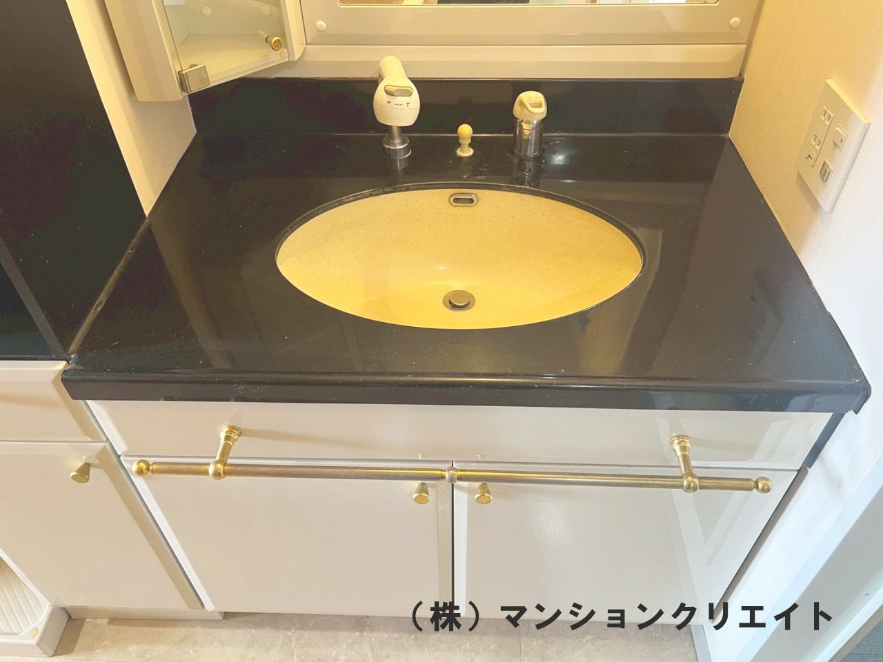 アパガーデンコート米松の独立洗面台|黒でコーディネートされたモダンな洗面台です