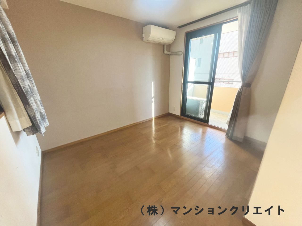 アパガーデンコート米松の洋室|6.5帖の洋室。二面採光の明るいお部屋です