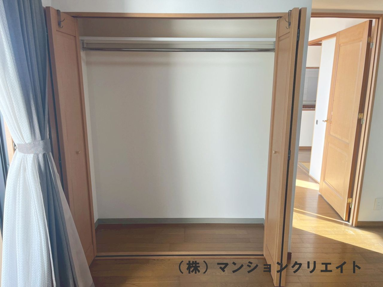 アパガーデンコート米松の洋室|6.5帖の洋室。大きなクローゼット付きです