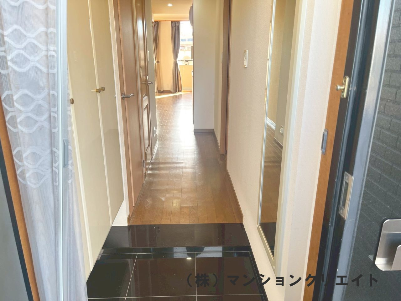 アパガーデンコート米松の玄関|等身大の鏡付き。出掛ける前に身だしなみをチェックできます