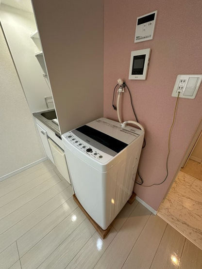 【その他】 | 登戸グリニッジの杜 | 洋室6.2帖のお部屋にある室内洗濯機置き場です！室内に置けるので洗濯機が傷みにくい☆洗濯機も設備です♪