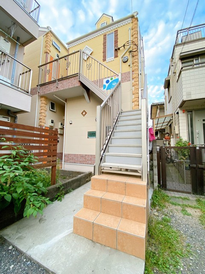 【外観】 | 登戸グリニッジの杜 | 南武線「中野島」駅・「登戸」駅まで徒歩圏内！2駅2沿線利用可能で通勤通学・お買物にも便利な立地の2階建て築浅アパートです☆