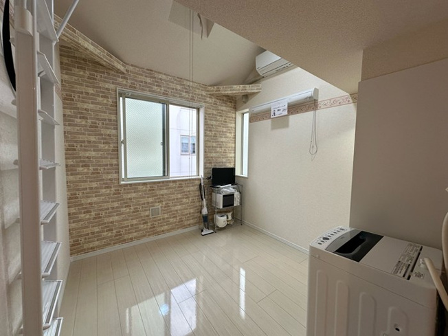 【洋室】 | 登戸グリニッジの杜 | 洋室6.2帖☆二面採光のお部屋です！エアコン付きで1年中快適に過ごせますね☆室内物干しも完備しています◎