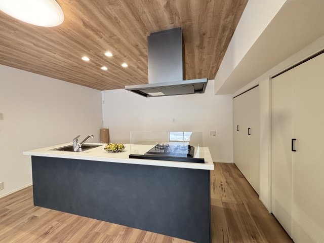 MELDIA天白区梅が丘31001③｜名古屋市の戸建ならホームアップのキッチン|左右どちらからでも行き来できる便利なアイランドキッチン。ご家族と一緒に並んでお料理してもゆとりがあり、毎日の家事もスムーズに進みます。