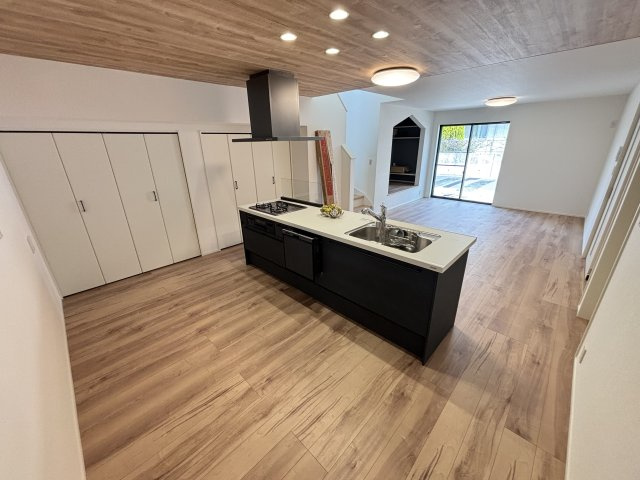MELDIA天白区梅が丘31001③｜名古屋市の戸建ならホームアップの居間・リビング|南から陽射しが入り明るいリビング
