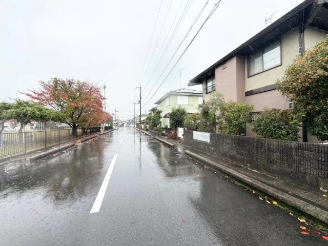 野洲市近江富士１丁目　中古戸建の前面道路含む現地写真