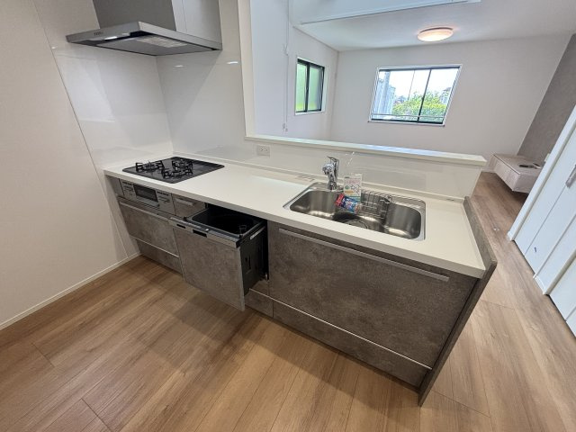 MELDIA天白区梅が丘31001③｜名古屋市の戸建ならホームアップのキッチン|お子様を見守りながらお料理ができるオープン対面キッチン