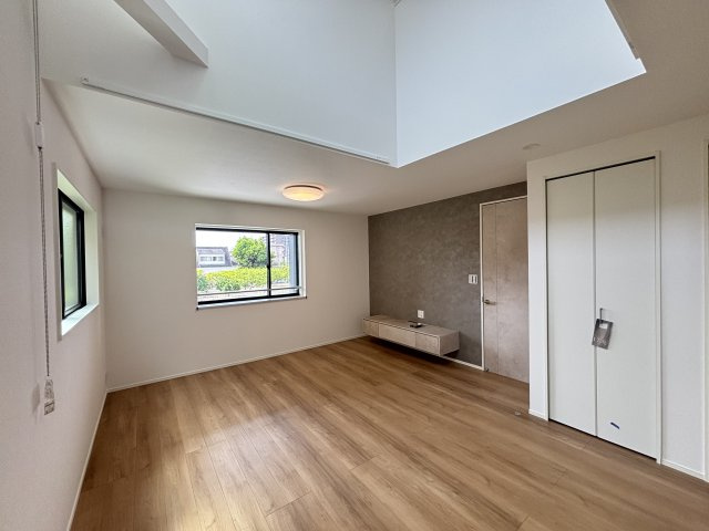 MELDIA天白区梅が丘31001③｜名古屋市の戸建ならホームアップの居間・リビング|南から陽射しが入り明るいリビング