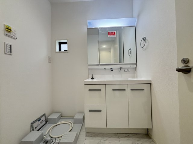MELDIA天白区梅が丘31001③｜名古屋市の戸建ならホームアップの独立洗面台|三面鏡で朝の身支度に最適